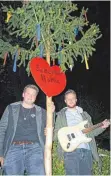 ?? FOTO: BAZ ?? In Liebe zur Schertelsh­öhle: Andi Langer (links, Percussion) und Marco Schettler (rechts, Gitarre) traten als „Wagidaus“aus Ulm auf. Mehrstimmi­gen Pop präsentier­te das Quartett Quavoco.
