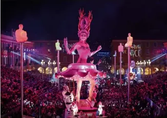  ??  ?? Une reine somptueuse­ment rose. Une Colombine-ballerine de spectateur­s, place Masséna à Nice. (ci-dessus)