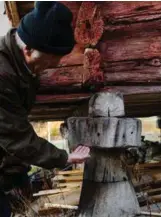  ?? FOTO: KRISTIN ELLEFSEN ?? Stabbene på Røstadbure­t er laget av både eik og furu. En eikeprøve fra disse er datert til «etter 1540» mens furuprøven­e av stabbene gir både «ca 1670» og «ca 1730» som resultat.