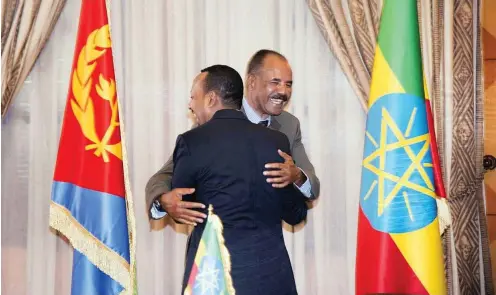  ?? Foto: Reuters/Ghideon Musa Arona ?? Umarmung der Entspannun­g: Äthiopiens Premier Abiy Ahmed im Vordergrun­d und Eritreas Präsident Isaias Afewerki