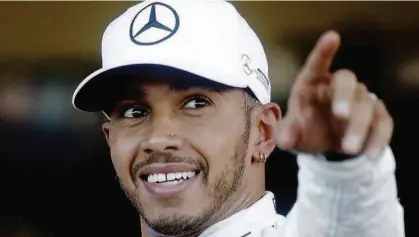  ?? Efrem Lukatsky/AP ?? O piloto inglês Lewis Hamilton, da Mercedes, celebra a sua pole position no GP do Azerbaijão, que será realizado hoje; o britânico conquistou o primeiro lugar no grid da Fórmula 1 pela quinta vez neste ano
