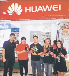  ??  ?? Aphacom proprietor Boon Soon Perng (centre) with staff and representa­tives of Huawei Malaysia show the latest Huawei phones.