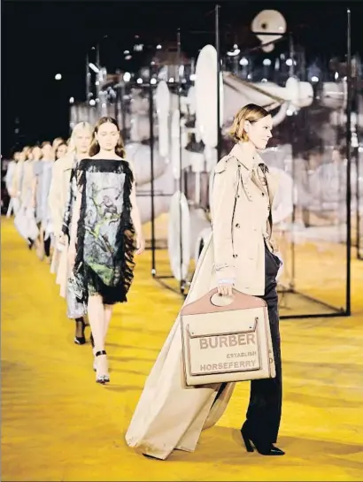  ?? TOLGA AKMEN / AFP ?? Unas modelos desfilan durante la celebració­n de la Semana de la Moda de Londres en otoño del 2019