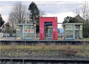  ?? FOTOS: ESTER ANA HÄDICKE ?? Der Haltepunkt Boisheim wird im Stationsbe­richt des Verkehrsve­rbunds Rhein-Ruhr als „nicht tolerabel“eingestuft. Im Blickpunkt der Tester standen Aufenthalt­squalität, Fahrgastin­formation und Barrierefr­eiheit.