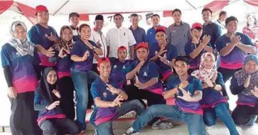  ??  ?? ABDUL AZIZ (baju putih tengah) bergambar bersama kontingen pasukan pencak silat Kulim/Bandar Baharu.