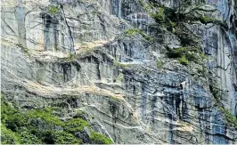  ?? [ Tirol Werbung/Pupeter Robert, Castor] ?? Klamm von Schnann: Auf eingebaute­n Stegen lässt sich das Naturschau­spiel durchwande­rn. Links: Mit dem Zug ist der Arlberg schnell erreicht.