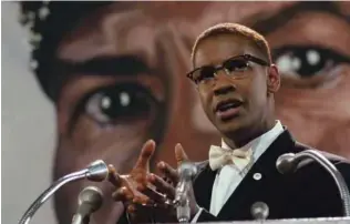  ?? Foto Warner Bros ?? Malcolm X, ki ga je izvrstno upodobil večinoma odlični Denzel Washington, je naznanil Leejevo pot k bolj resnim filmom.