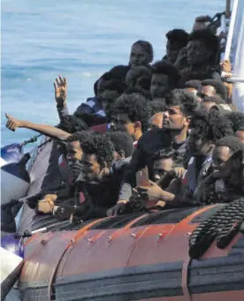  ?? MARCO BUCCARELLO / REUTERS ?? Migrantes en una embarcació­n cerca de Lampedusa, el domingo.