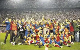  ??  ?? Iniesta, con el título de Copa de 2018 (izquierda). Arriba, el Barça celebra la Copa de 2009