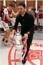  ??  ?? HAPPIER TIME: Arteta and team celebrate winning the FA Cup