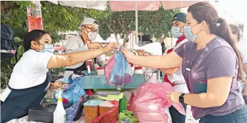  ?? ?? 1. Energía. La amabilidad y buen sentido del humor destacan en las jornadas de trabajo de Isaac Machuca en su venta de panes.