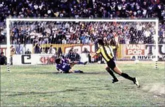  ??  ?? Peñarol en 1987. Matosas convierte el último para alcanzar el título.