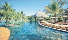  ??  ?? Luxusurlau­b lässt sich auf verschiede­ne Arten machen – ein Aufenthalt in einem tropischen Resort wie hier auf Mauritius ist eine Variante.