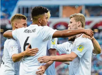  ?? Foto: Witters ?? Nein, das ist kein Bild von der U21 EM. Joshua Kimmich (links) und Benjamin Henrichs gratuliere­n Torschütze Timo Werner (rechts). Die deutsche Boygroup hat ihr Soll beim Confed Cup bereits erfüllt.