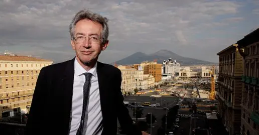  ?? ?? Palazzo
San Giacomo
Il sindaco Gaetano Manfredi affacciato dal balcone del suo ufficio