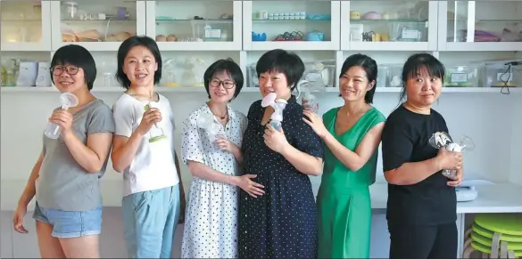  ?? PHOTOS BY ZOU HONG / CHINA DAILY ?? Teacher Li Jing and new mothers display breastfeed­ing pumps at a course run by the Homebase for Breastfeed­ing Mothers, which helps to promote the practice.