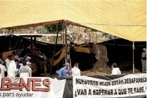  ??  ?? Le 23 mai, sur le site de la fosse à Tetelcingo, l’opération d’exhumation des corps (photo à droite), sous haute protection policière (photo à gauche), a mobilisé de nombreux experts médico-légaux (photo au centre).