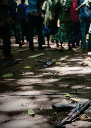  ?? FOTO: UNICEF/MARTTI PENTTILä ?? 207 barnsoldat­er, 112 pojkar och 95 flickor, fick lämna vapnen vid en ceremoni i Yambio i Sydsudan i april. I mitten marscherar en pojke som bara var åtta år när en väpnad trupp kidnappade honom för fyra år sedan.