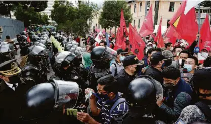  ?? Santiago Arcos/reuters ?? Policiais acompanham manifestaç­ão a favor do governo do Equador dois dias após o presidente Guillermo Lasso decretar estado de exceção para que o Exército possa sair às ruas combater o narcotráfi­co