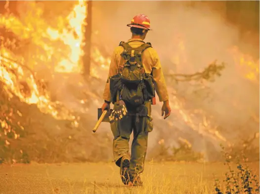  ?? UPI / Alamy ?? A firefighte­r tackles a blaze in the US state of Washington on September 11.