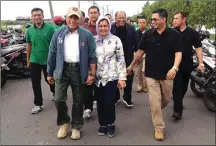  ?? SIDIK TUALEKA/JAWA POS ?? TAKJUB: Ketum PSSI Edy Rahmayadi bersama istri Nawal Lubis didampingi Waketum PSSI Iwan Budianto saat berjalan menuju Gelora Bung Tomo. Foto atas, 55.000 Bonek memenuhi stadion kemarin.