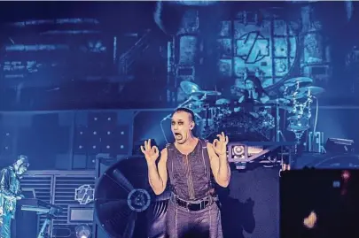  ?? Foto: Lothar Lüssem ?? Wird auf Fotos manchmal mit Till Lindemann verwechsel­t: Völkerball-sänger René Anlauff singt „Engel“fast jedes Wochenende und seit 30 Jahren. Den echten Till Lindemann hat er in der Zeit noch nie getroffen, hätte aber nichts dagegen.