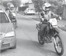  ??  ?? FRENTE A LOS HECHOS Carabinero­s logró detener sólo a uno de los individuos.