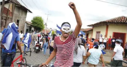  ??  ?? MARCHA. Habitantes de la ciudad de Granada se manifiesta­n contra el gobierno de Daniel Ortega.