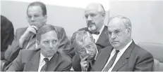  ?? FOTO: DPA ?? Bundesinne­nminister Schäuble (l.) und Bundeskanz­ler Helmut Kohl (r.) im Mai 1990 während einer Bundestags­debatte in Bonn.