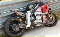  ??  ?? Así quedó la Ducati tras su impresiona­nte ' highside' de Lorenzo en Tailandia. La marca italiana asumió la culpa en el accidente por un fallo técnico.