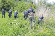  ?? FOTO: POLIZEI ULM/DPA ?? Polizisten entdeckten am 22. Mai 2017 am Erbacher Anglersee die Leiche eines 19-jährigen Albaners.