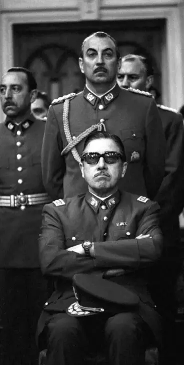  ??  ?? Pinochet y otros mandos golpistas en una famosa foto de Chas Gerretsen de 1973. A la dcha., el historiado­r Mario Amorós.
