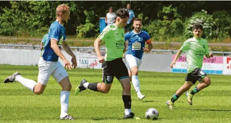  ?? Foto: Wilhelm Baudrexl ?? Vizemeiste­r FC Stätzling (grüne Trikots) zeigte am letzten Spieltag beim SC Griesbecke­rzell zwar keine Galavorste­llung mehr, holte sich aber trotzdem den 23. Saisonsieg im 30. Spiel. In dieser Szene versuchen Elia Giordanell­i (am Ball) und Mert Sert (rechts), den Zellern Simon Landes (links) und Simon Reiner zu entkommen.