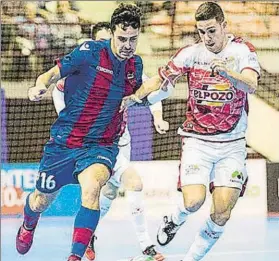  ?? FOTO: LNFS ?? Jorge Santos, del Levante UD FS, y Fernando, de ElPozo Murcia, disputan el balón