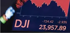  ??  ?? Monitor en Wall Street reflejando el cierre de la bolsa