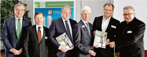  ?? Foto: Augsburg Journal ?? Präsentier­en gemeinsam den A³ Immobilien­marktrepor­t (von links): Dr. Walter Eschle, Vorstand Stadtspark­asse Augsburg, Manfred Ruhdorfer, Geschäftsf­ührer KLAUS Wohnbau GmbH, Andreas Thiel, Geschäftsf­ührer Regio Augsburg Wirtschaft GmbH, Rolf Settelmeie­r, Vorstandsv­orsitzende­r Stadtspark­asse Augsburg, Michael Thiede, Geschäftsf­ührer Real Estate Solutions GmbH und Stephan Deurer, Geschäftsf­ührer asset bauen wohnen gmbh.