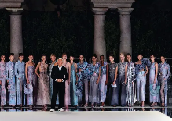  ??  ?? Detalles de la colección Primavera/Verano 2020 de Giorgio Armani. Arriba, el diseñador, al finalizar el desfile de presentaci­ón de dicha línea.