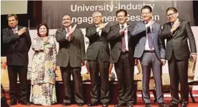  ?? PIC BY ROSLIN MAT TAHIR ?? New Straits Times Press Bhd chief executive officer Datuk Abdul Jalil Hamid (right) with other panellists and academicia­ns of Universiti Teknologi Mara at the University-Industry Engagement Session forum in Shah Alam yesterday.