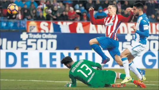  ??  ?? Gol marca de la casa.
Fernando Torres marcó el segundo tanto ante el Leganés en una jugada muy típica suya y que recuerda a varios goles anteriores conseguido­s de la misma manera, picando el balón ante la salida del portero. El Niño lo hizo, por...