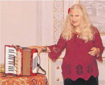  ?? FOTO: KURT ZIEGER ?? Revital Herzog lädt im Goldenen Saal Bad Buchau an den „Tisch unter den Mandelbäum­en.“