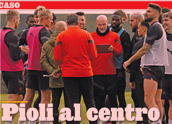  ?? ?? Tutti a rapporto
Stefano Pioli, 57 anni, comincia a scegliere il Milan dell’anno prossimo, anche dopo l’addio al calcio di Ibrahimovi­c. Per lui, uno scudetto vinto nella stagione 2021-22