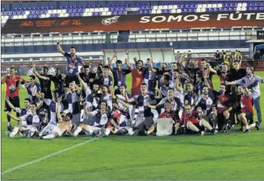  ??  ?? La plantilla del Sabadell celebra sobre el césped del estadio Antonio Lorenzo Cuevas el ascenso a Segunda.