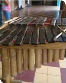  ??  ?? HERENCIA. La mayor parte de las personas saben tocar y construir la marimba e instrument­os.