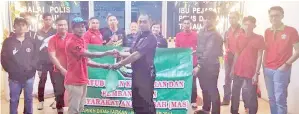  ??  ?? SINGGAH SAHUR: Sempena hujung bulan Ramadan al Mubarak lalu, serombonga­n 20 ahli Badan Amal Pertubuhan Kebajikan dan Pembanguna­n Masyarakat Anak Sabah (MAS) Tawau diketuai oleh Aditiar Mahmuddin telah menyerahka­n sumbangan berupa 40 bungkus makanan...