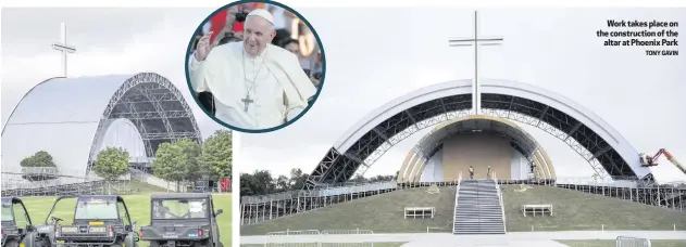  ??  ?? Work takes place on the constructi­on of thealtar at Phoenix Park