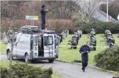  ?? KJELL BUA /NTB SCANPIX ?? Krimteknik­ere jobber på gravlunden i Haugesund der en kvinne i 60-årene ble angrepet tirsdag. På åstedet fant politiet en øks.