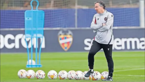  ?? ?? Javi Pereira, entrenador del Levante, durante una sesión de entrenamie­nto del equipo.