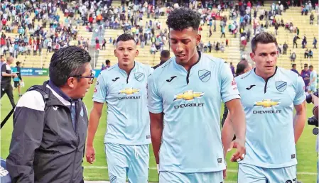  ?? APG ?? Jugadores de Bolívar abandonan decaídos el campo de juego, ayer.