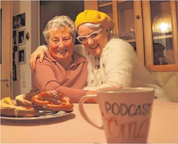  ?? FOTO: CAROLINE MESSICK ?? Zwei Generation­en liegen zwischen Inge Ziehm (links) und Kim Hoss – und sie sind sich dennoch nah. Bei ihrem gemeinsame­n Projekt „Die Podcast Oma“rücken sie sich sogar ziemlich auf die Pelle.
