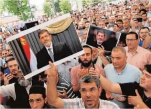  ?? REUTERS ?? Partidario­s de Mursi en una mezquita de Estambul